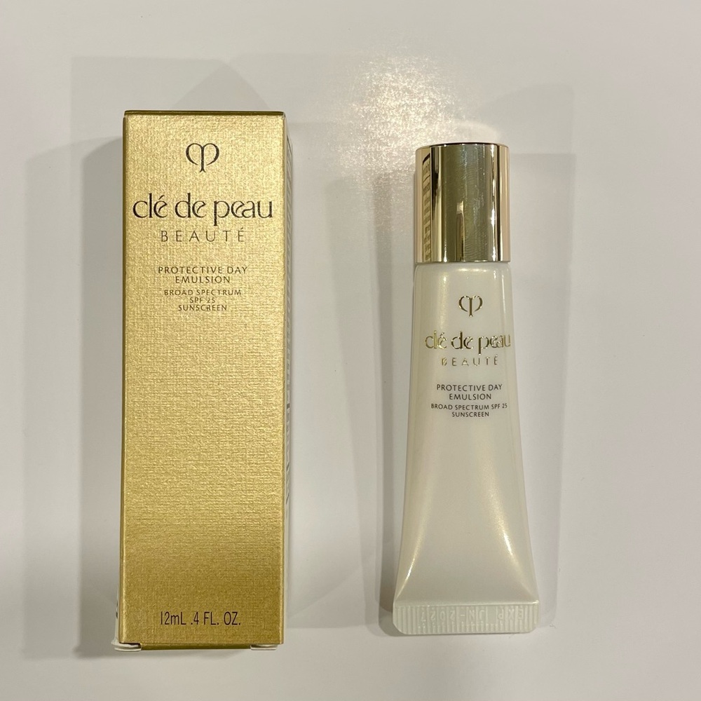 Clé de Peau Beauté Protective Day Emulsion - Gold and White